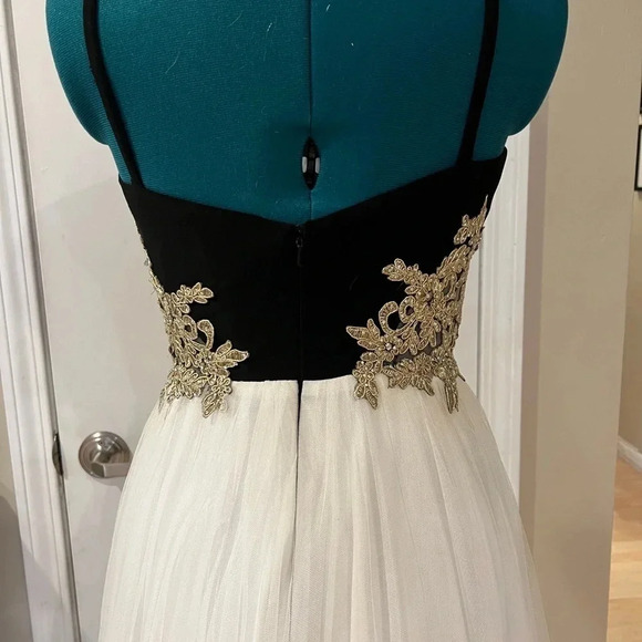 Blonde Nites Junior’s Keyhole Appliqué Prom Dress‎ - Picture 7 of 8